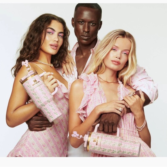 Stanley x LoveShackFancy 40 oz. Quencher Blooming Heirloom - Picture 4 of 8